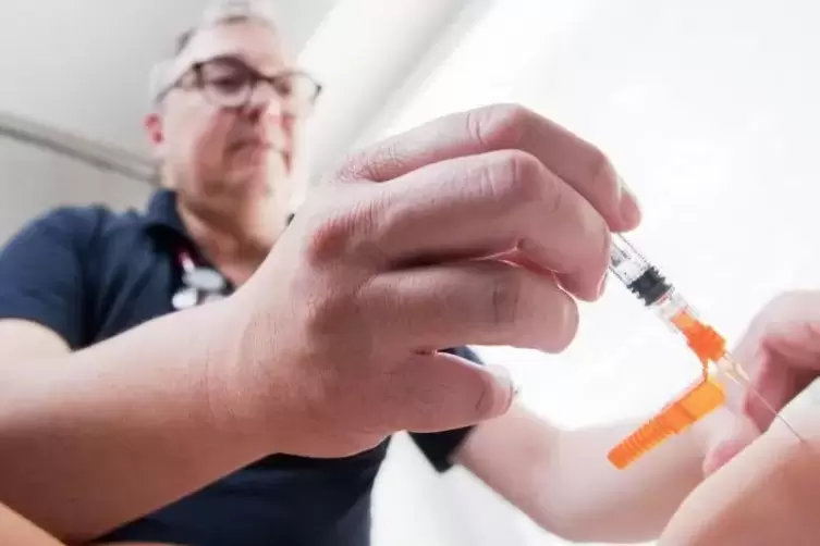 Drei auf einen Schlag: Gegen Masern, Mumps und Röteln setzt der Kinderarzt meist einen Dreifachimpfstoff ein.   Foto: dpa