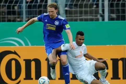 Großes Spiel: 2011 zwangen Martin Gries (in Blau) und der SVN Zweibrücken Eric Maxim Choupo-Moting (jetzt Paris-St. Germain) und