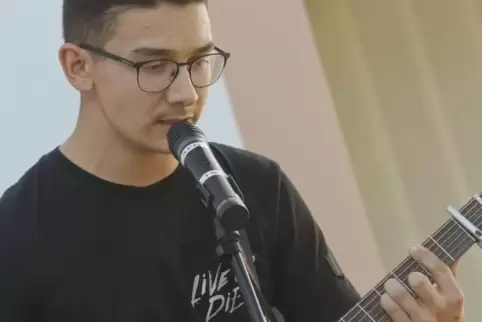 Maxi traute sich beim Tag der offenen Tür mit einem selbst geschriebenen Lied auf die Bühne.  Foto: J. Hoffmann