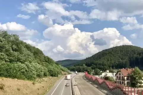 Eine Ampel regelt am Montag auf der B10 bei Hinterweidenthal den Verkehr. Foto: clc