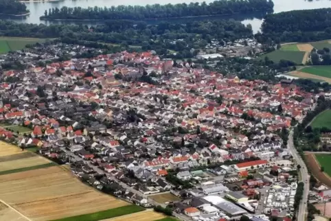 Aus einem Flugzeug aus Richtung Speyer im Juli 2017 fotografiert: die Ortsgemeinde Otterstadt. Fotos: Lenz/Archiv(2)