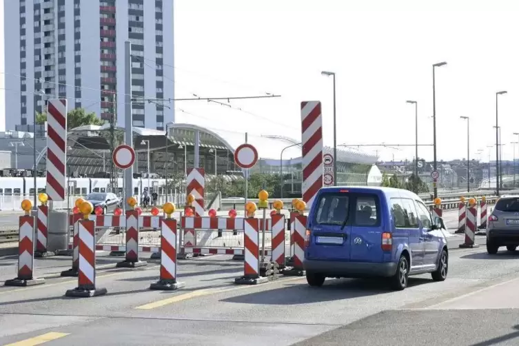 Bitte abfahren: An der Rheinuferstraße müssen Pendler die Adenauer-Brücke verlassen und nicht weiter auf die B 37 in Richtung Dü