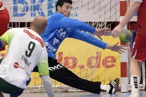 Eulen-Torwart Martin Tomovski wehrt den Ball von Wetzlars Joaoa Ferraz ab. Foto: KUNZ