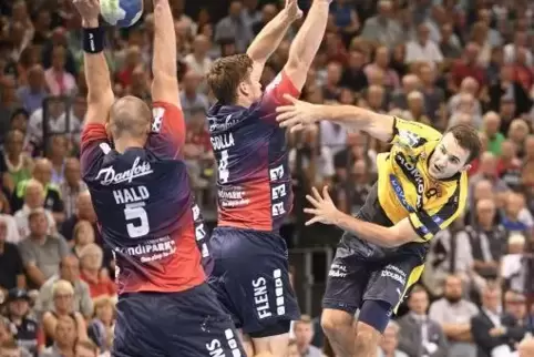 Der neue Rückraumspieler Romain Lagarde (rechts) von den Rhein-Neckar Löwen muss noch vollständig in das Team integriert werden.
