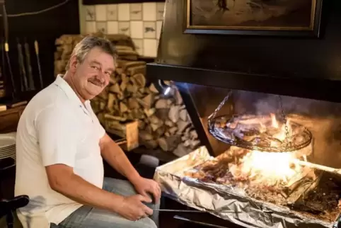 Achim Keune ist Grillmeister und Flugleiter zugleich. Die typischen Idar-Obersteiner Spießbraten kommen quasi direkt vom Tower. 