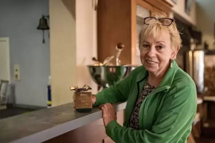 Helga Rossmann f&uuml;hrt die Gastst&auml;tte seit 1988. Seit April darf sie ihren Arbeitsplatz &bdquo;Bestes Flughafenrestaurant Europas&ldquo; nenne