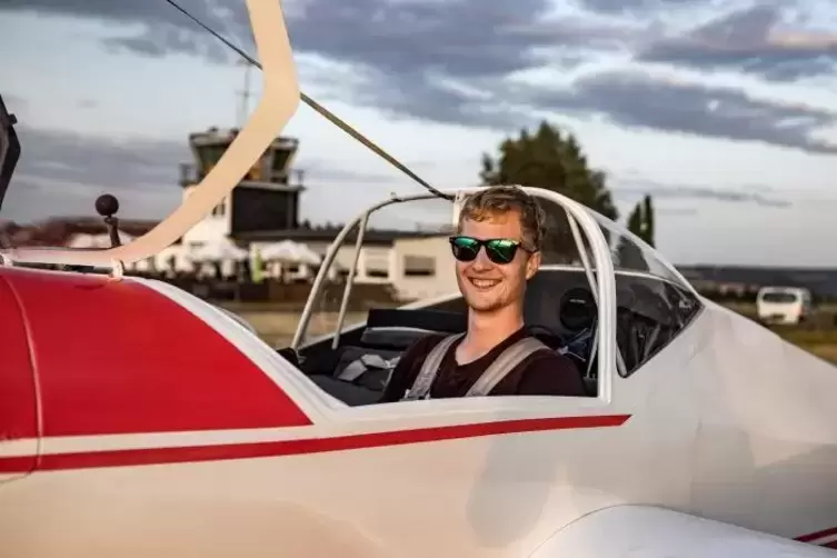 Nils Brand vom Luftfahrtverein Gr&uuml;nstadt bringt uns sicher zum Rumpsteak. Foto: Benss