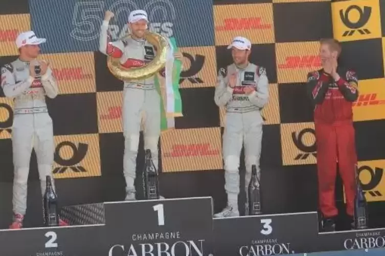 Rosberg-Mechaniker Martin Elsner (rechts) durfte nach dem Sieg von Rosberg-Pilot Ren&eacute; Rast (mit Siegerkranz) mit aufs Podium. In