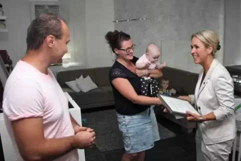 Landrätin Susanne Ganster (links) gratuliert Valentin und Kristina Hermann aus Contwig zur Patenschaft für Hailey.  Foto: Kreis