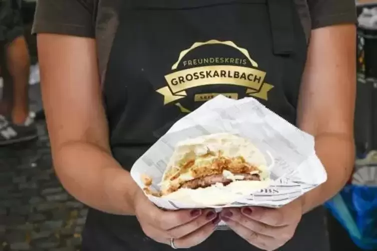 Saumagenburger auf dem Gro&szlig;karlbacher Dorffest: Wer kann dazu schon Nein sagen? Foto: BOLTE