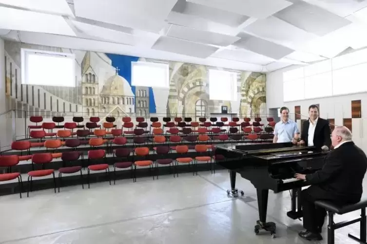 2018 im neuen Chorsaal, dem Schmuckstück des Hauses der Kirchenmusik: Markus Melchiori (Mitte) mit Weihbischof Otto Georgens (re