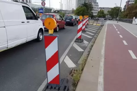 Stau an der Abfahrt der Konrad-Adenauer-Brücke in die Ludwigshafener Innenstadt. Seit 22. August wird der Verkehr um geleitet, w