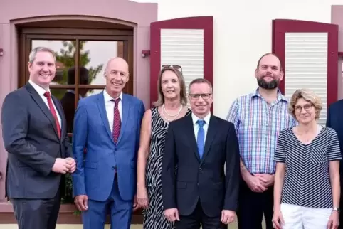Unser Bild zeigt Vorstandsmitglied Achim Seiler, Vorstandsvorsitzender Siegmar Müller, Gabriele Rapp, Christian Wadlinger, Steph