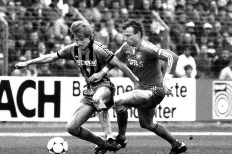 Derby-Duell 1983 im Ludwigshafener Südweststadion: Alfred Schön (links) gegen FCK-Ikone Hans-Peter Briegel. Foto: KUNZ