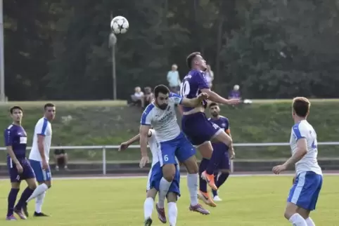 Ein Tänzchen unterm Ball: der Zeiskamer Marian Kolb (mit der 6) und Milot Berisha beim Derby in Rülzheim.  Foto: Iversen