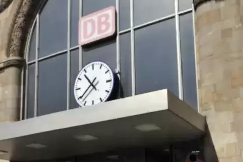 Am Wormser Hauptbahnhof trafen die Beamten auf den verletzten Jugendlichen. Archivfoto:  Bolte