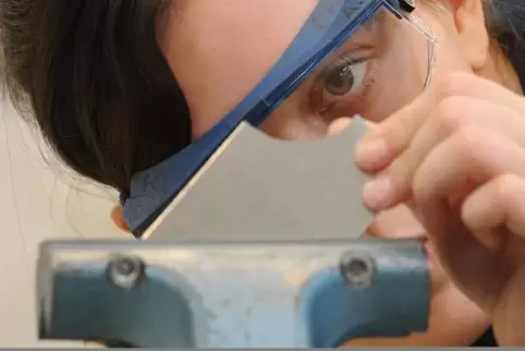 Ausbildung (hier an einem Schraubstock) ist für die Betriebe teuer.  Foto: dpa