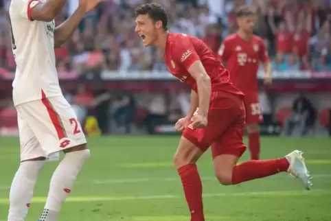 Benjamin Pavard jubelt über seinen ersten Treffer für München zum 1:1 . Foto: dpa