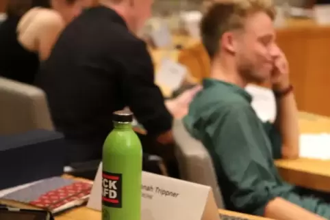 Einer der Steine des Anstoßes: ein FCK AFD-Aufkleber auf einer Trinkflasche im Stadtrat.  Foto: Iversen