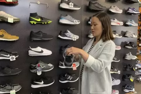 Viele in den USA zum Kauf angebotenen Schuhe – hier ein Laden in San Francisco – werden in China hergestellt.  Foto: dpa