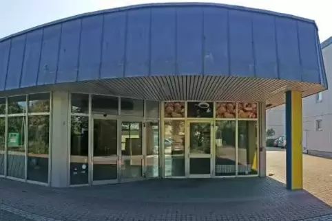 Der Haupteingang der früheren Edeka-Filiale im Ortsteil Dannstadt. Das Gebäude soll abgerissen werden und dem Neubau zweier Mehr