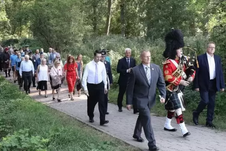 Auf dem Weg zum Gedenkstein: der nun ehemalige B&uuml;rgermeister Otto Reiland (rechts vorne) sowie Erik Wieman (links vorne) mit ein