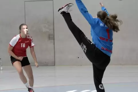 Da hilft alles Artistik nichts: Tabea Luickx erzielt gegen Torfrau Jesse van de Polder das Tor zum 17:23 für die TSG.  Foto: KUN