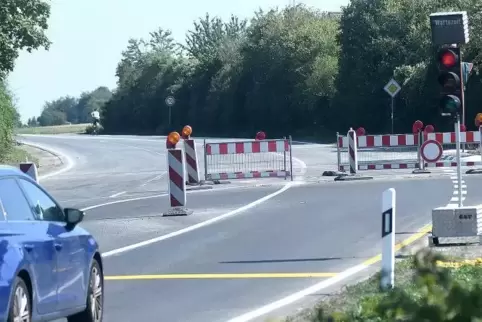 Noch wird der Verkehr bei Harxheim mit einer Baustellenampel geregelt. Foto: Stepan