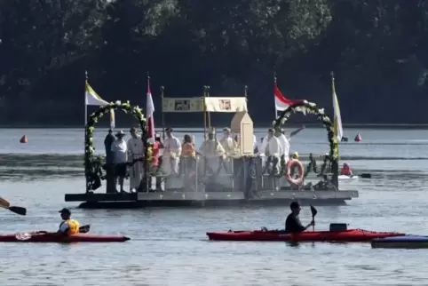 Zieht viele Menschen auch von weit her an: die Wasserprozession mit dem schwimmenden Altar auf dem Roxheimer Altrhein.  Foto: BO