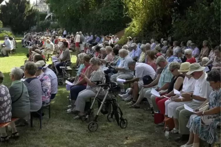Die Besucher halten sich vornehmlich im Schatten auf. Foto: BOLTE
