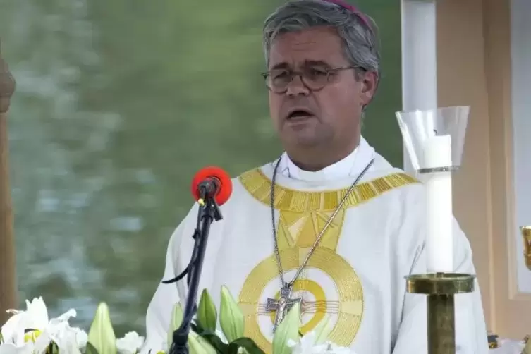 Ist der Hauptprotagonist am Samstagnachmittag bei der Wasserprozession: der Mainzer Weihbischof Udo Bentz. Foto: BOLTE