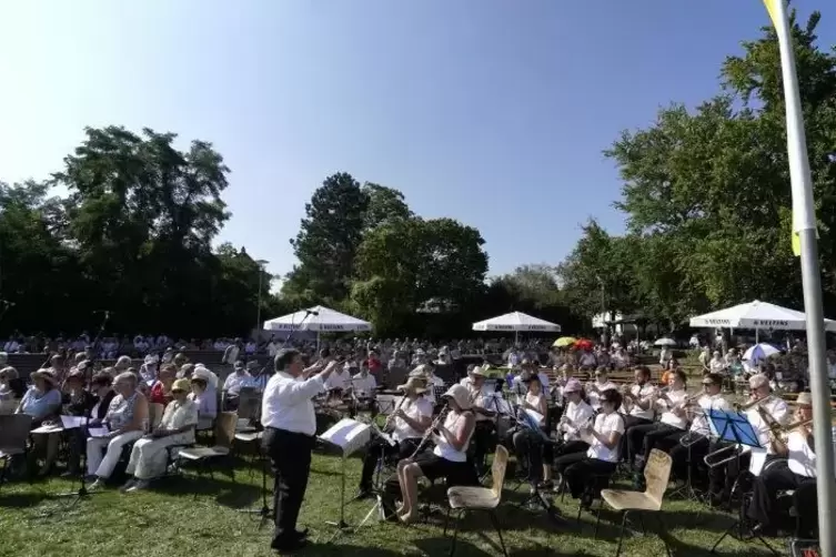 Die Wasserprozession wird von verschiedenen Kirchenmusikgruppen gestaltet: Hier sind die Musiker aus Pfeddersheim zu sehen.  Fot