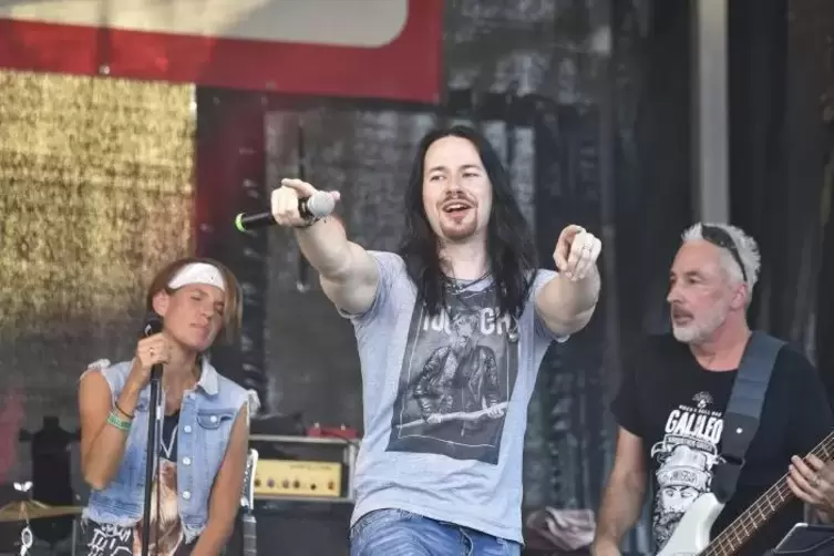 Delta Rock begeistern auf der Bellheimer B&uuml;hne.  Foto: Iversen