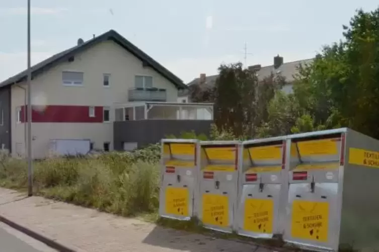 Die Container in der Eisenberger Konrad-Adenauer-Straße.  Foto: jös