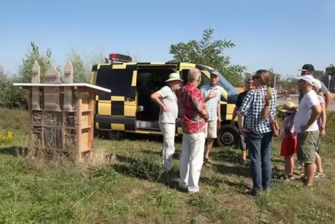 Öko-Tour: Jürgen Walter (links) und Hermann Steegmüller (Dritter von links) sprechen am Insektenhotel über die grüne Seite des F