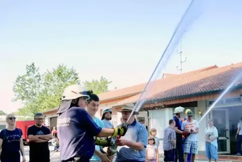 Junge und alte Besucher probierten sich begeistert als Feuerwerhmänner. Foto: Iversen