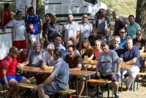 Eine bunte Schar kam am Samstag zusammen, um, um 55 Jahre „Plätzje“ zu feiern, Anekdoten auszutauschen und gegen das runde Leder