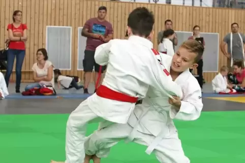 Moritz Klein (rechts) ,Turniersieger vom JC Zweibrücken in der Klasse bis 30,8 Kilogramm, im Kampf gegen Maximilian Backhaus vom