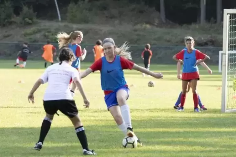 Mädchen-Power beim Soccer: junge amerikanische Fußballerinnen beim Training auf dem Sportplatz in Schwedelbach. Foto: VIEW