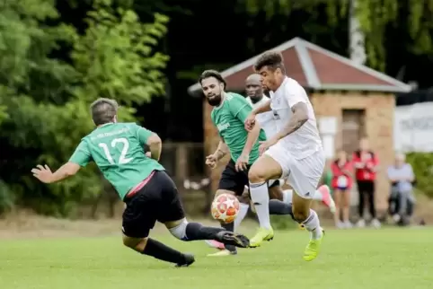 Dreimal traf er gegen den VfL Kaiserslautern II: Heraldo Jorrin vom FC Erlenbach (im weißen Trikot). Hier setzt er sich gegen di