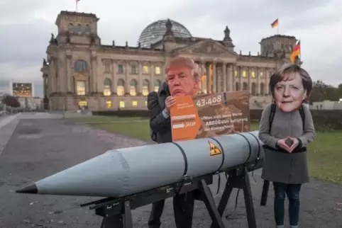 Die Aktivisten des Netzwerkes forderten in Berlin den Abzug der Atomwaffen aus Büchel.  Foto: DPA/ Jörg Carstensen