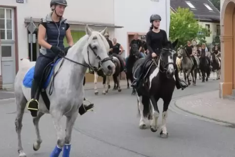 Zum beliebten Intermezzo eine Woche vor der Rodalber Kerwe ist der Bruder-Konrad-Ritt geworden.  Foto: Heinen