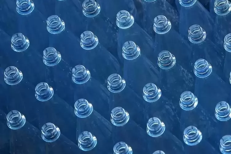 Leere PET-Mehrwegflaschen auf einem Transportband einer Abfüllanlage.  Foto: dpa/Fassbender
