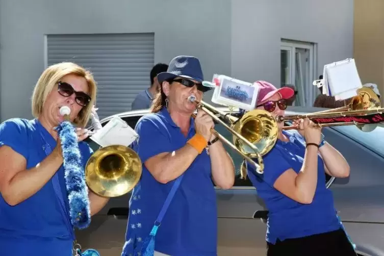 Die passende Musik muss sein. Hier die &bdquo;Pf&auml;lzer Guggeglucke&ldquo; auf R&uuml;lzheim. Foto: KUNZ