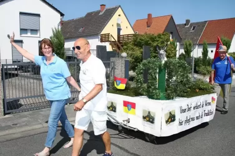 Die Gruppe &bdquo;Wir aus Schauernheim&ldquo; mit Krone auf dem Wagen.  Foto: KUNZ