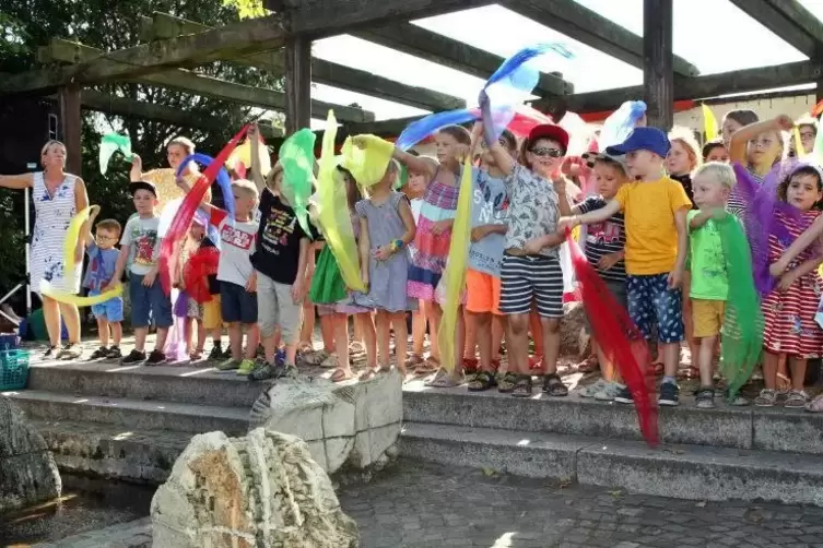 Musik zur Kerweer&ouml;ffnung machten der Kindergarten &bdquo;Sonne, Mond und Sterne&ldquo; und die Grundschule .  Foto: KUNZ