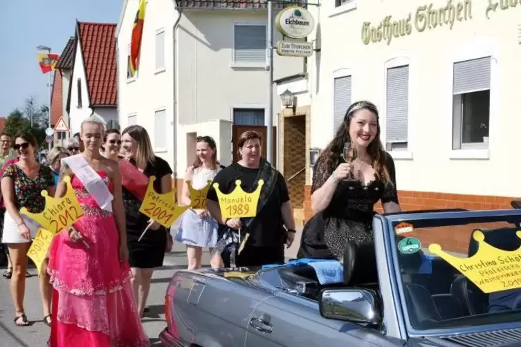 Die Pf&auml;lzische Weinprinzessin Christina Sch&ouml;tt gefolgt von ehemaligen Schauernheimer Hoheiten. Foto: KUNZ