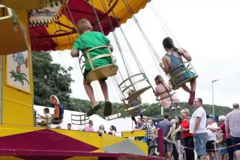 Besonders bei jungen Gästen beliebt: das Kettenkarussell.  Foto: Potdevin