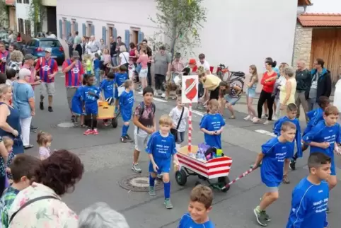 Die Fußballjugend des TV Kindenheim machte auch beim Umzug mit.  Foto: Tilkeridis