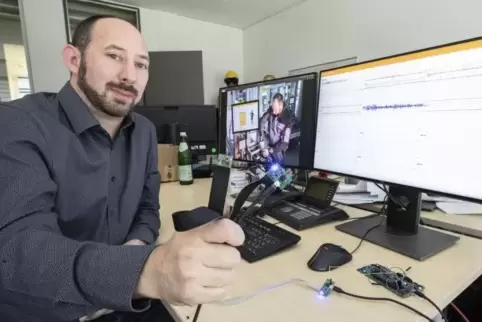 Mathias Musahl, Elektrotechniker in Diensten des DFKI, kümmert sich bei dem Forschungsprojekt vor allem um die Sensoren, die – i